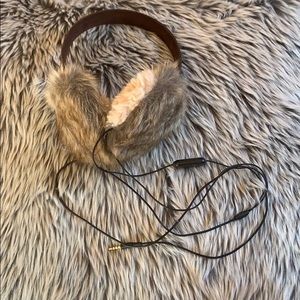 Earmuff headphones